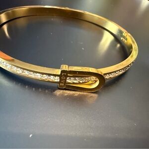 Elegant Gold Bracelet with Crystal Detailing